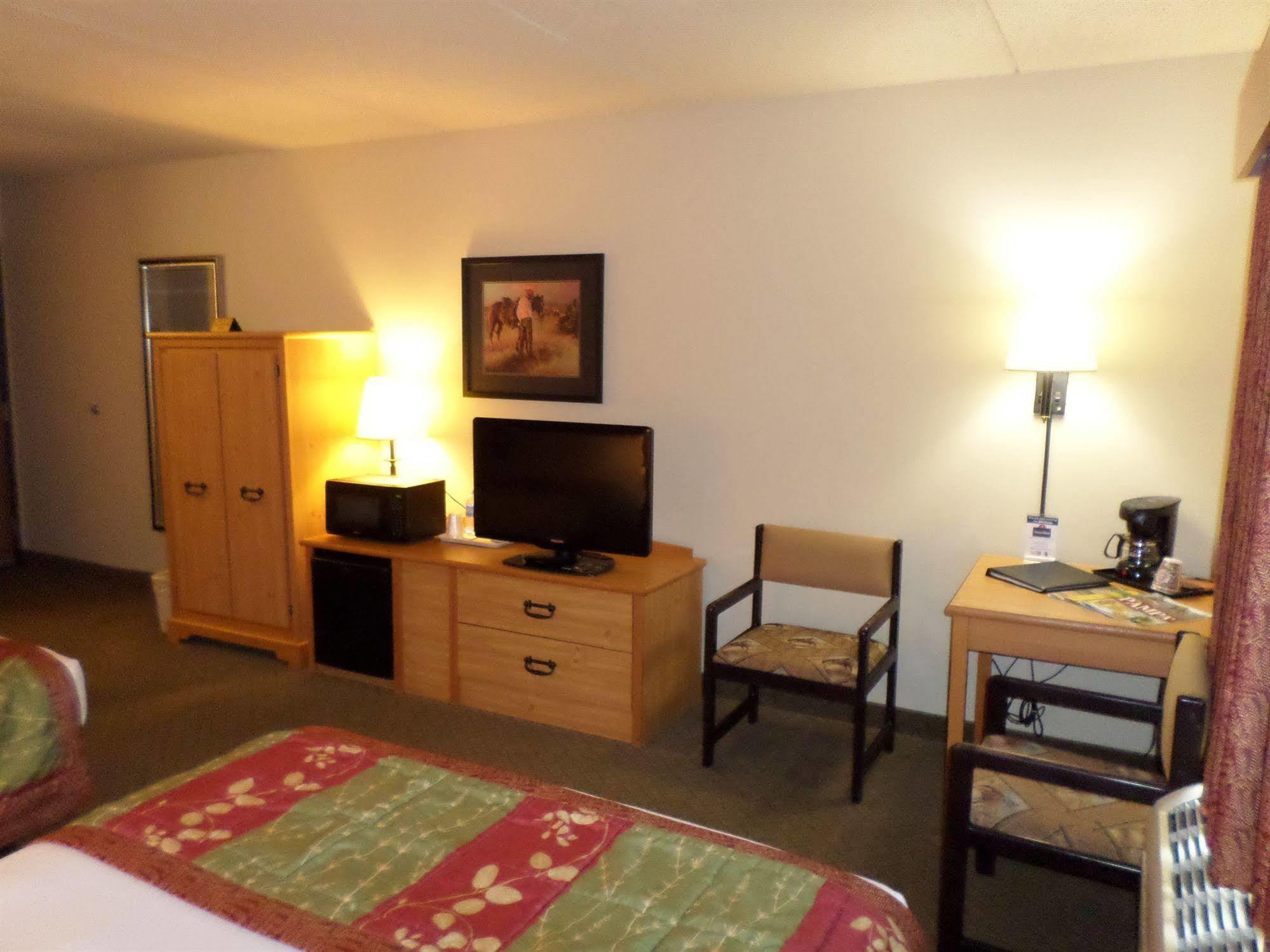 Americinn By Wyndham Pampa Event Center Bagian luar foto